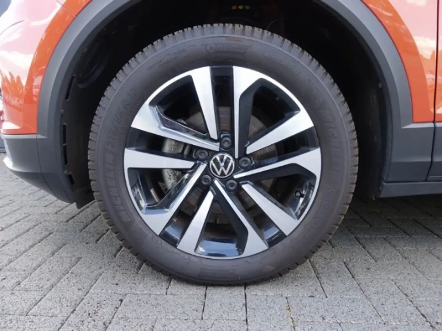 Volkswagen T-Roc 1.5 TSI United + Navi + SHZG + 2xPDC Orange - 2