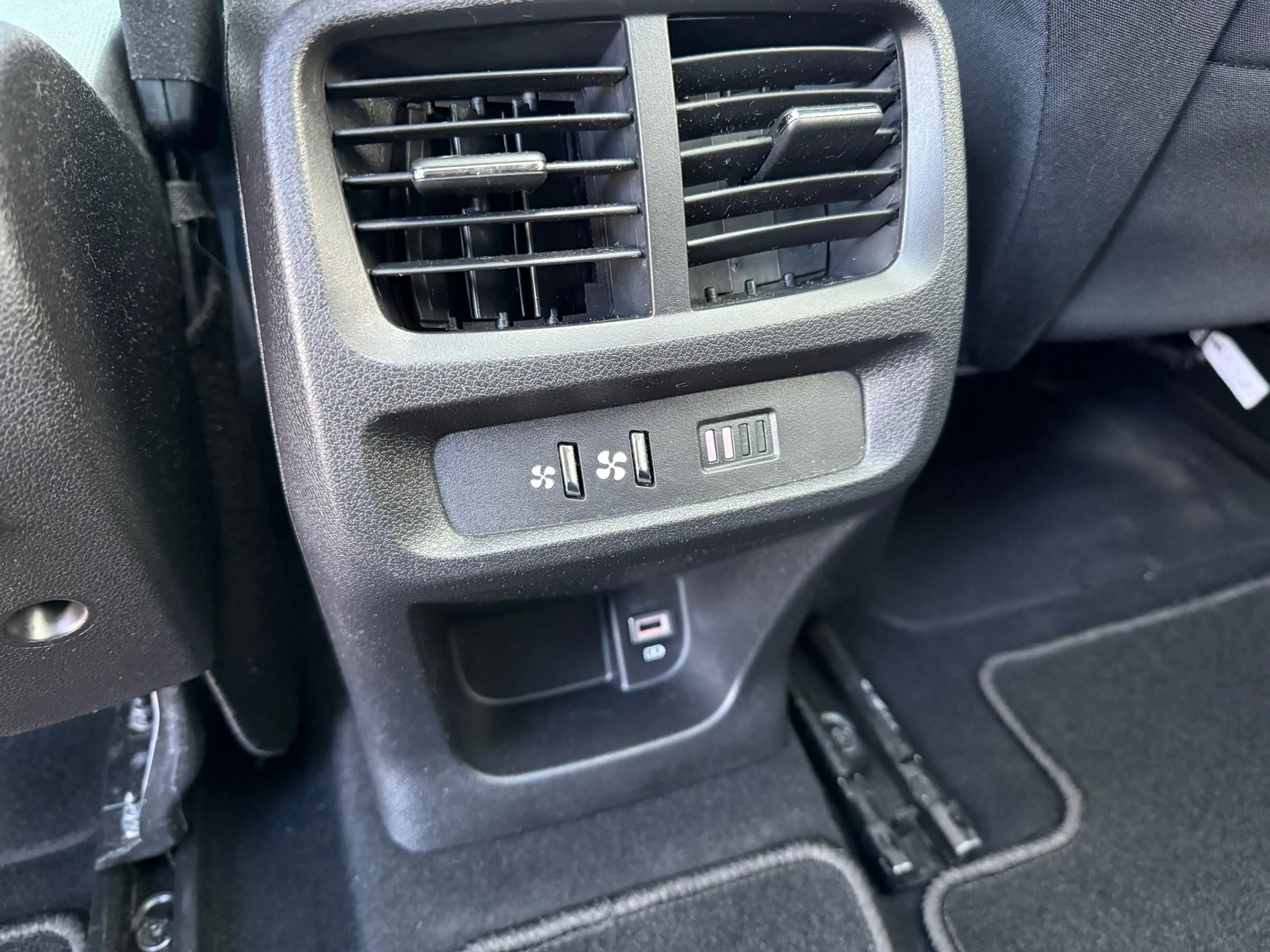 Citroen Berlingo 1.2 Turbo Shine - Climate - Panodak - Camera - Nav — photo 8
