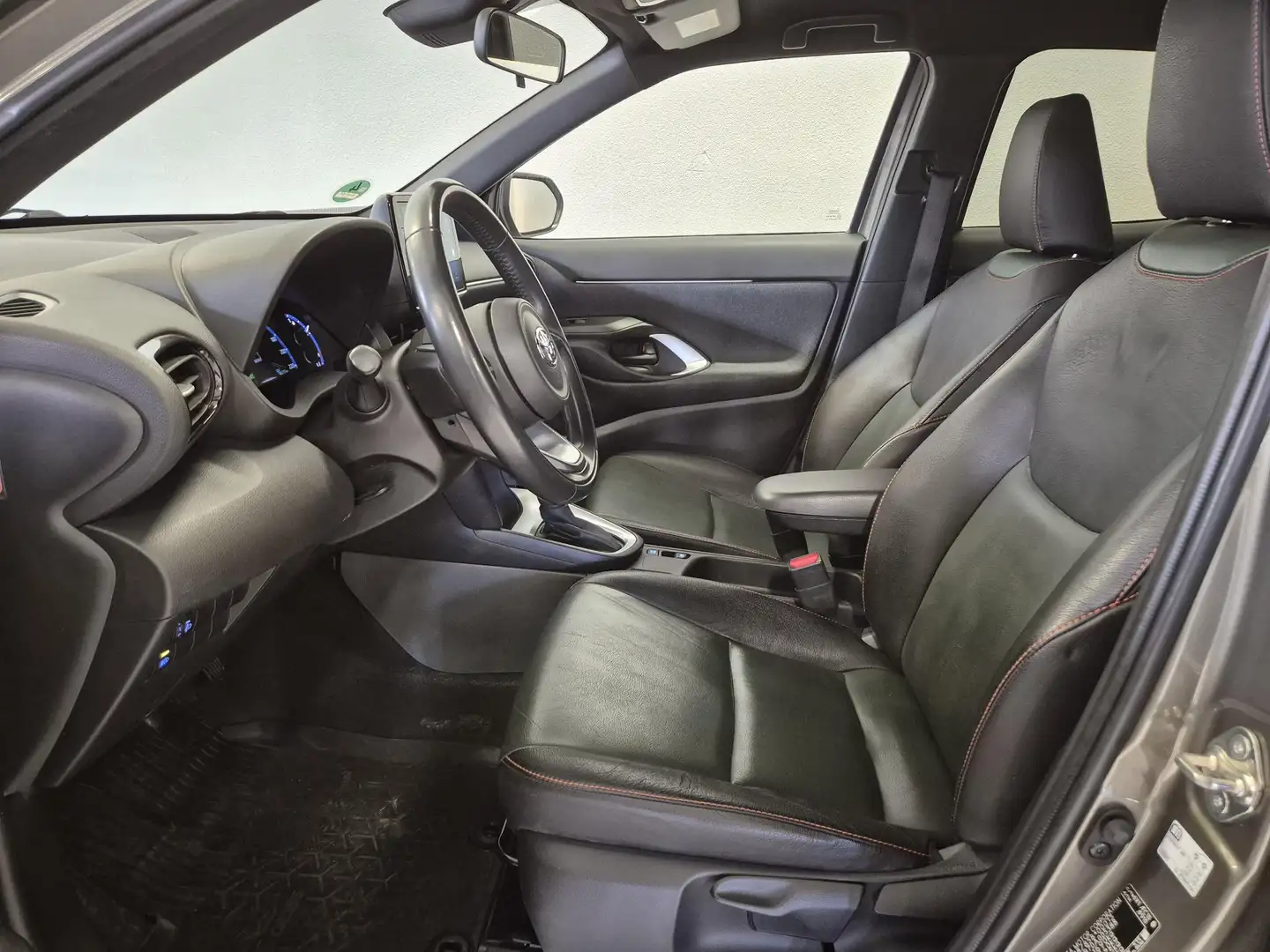 Toyota Yaris Cross 1.5 Hybrid First Edition | Leder | Trekhaak | Acht Groen - 2