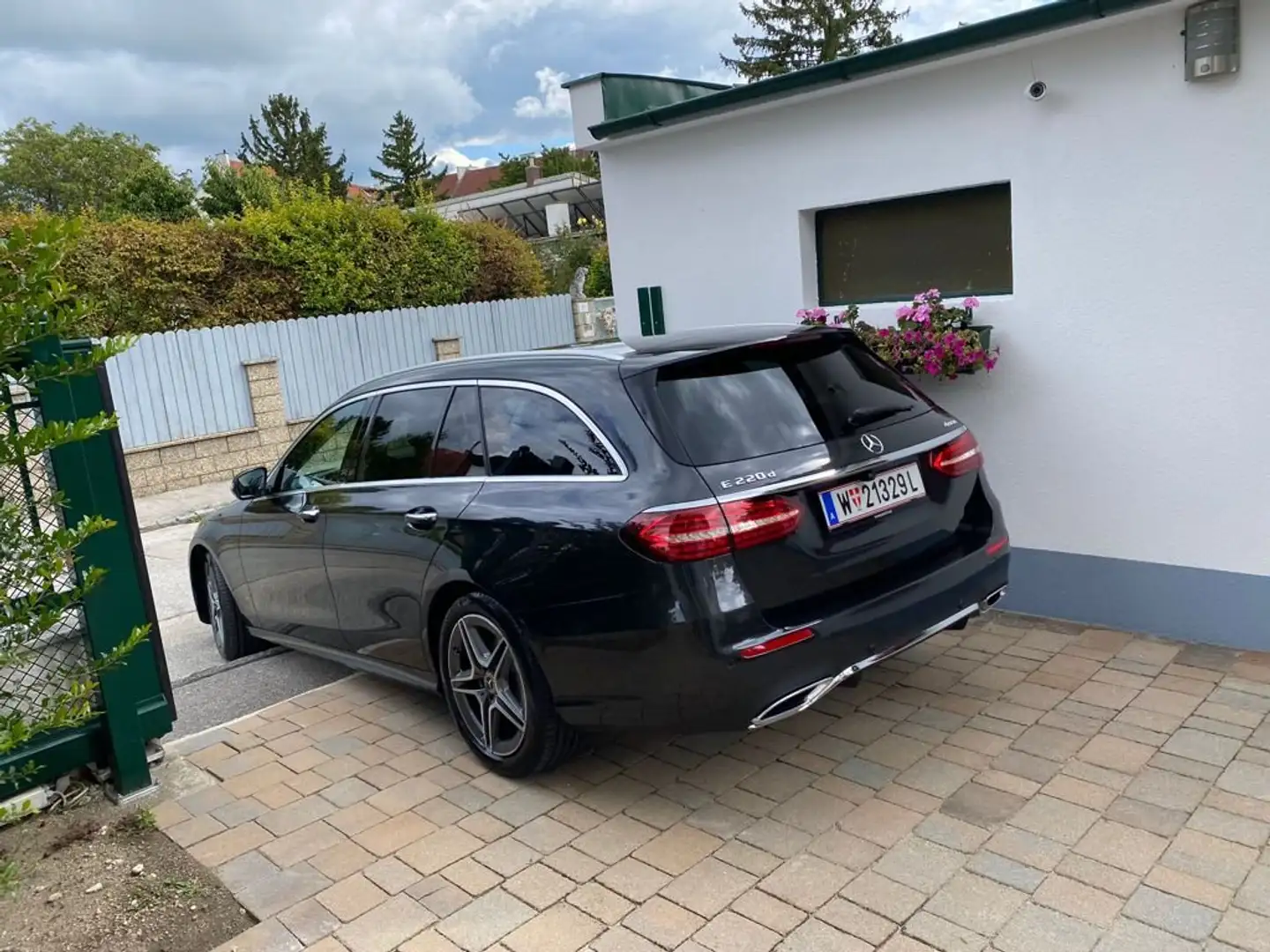 Mercedes-Benz E 220 E 220 d T 4Matic Austria Edition Schwarz - 2