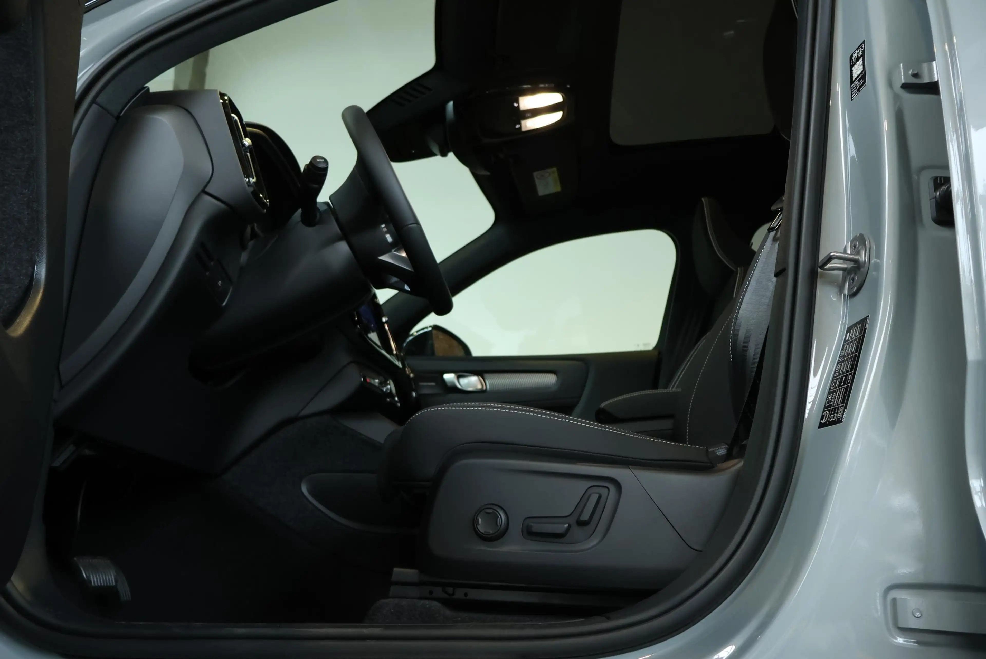 Volvo EX40 Single Motor Extended Range Ultra Black Edition Eu — photo 9