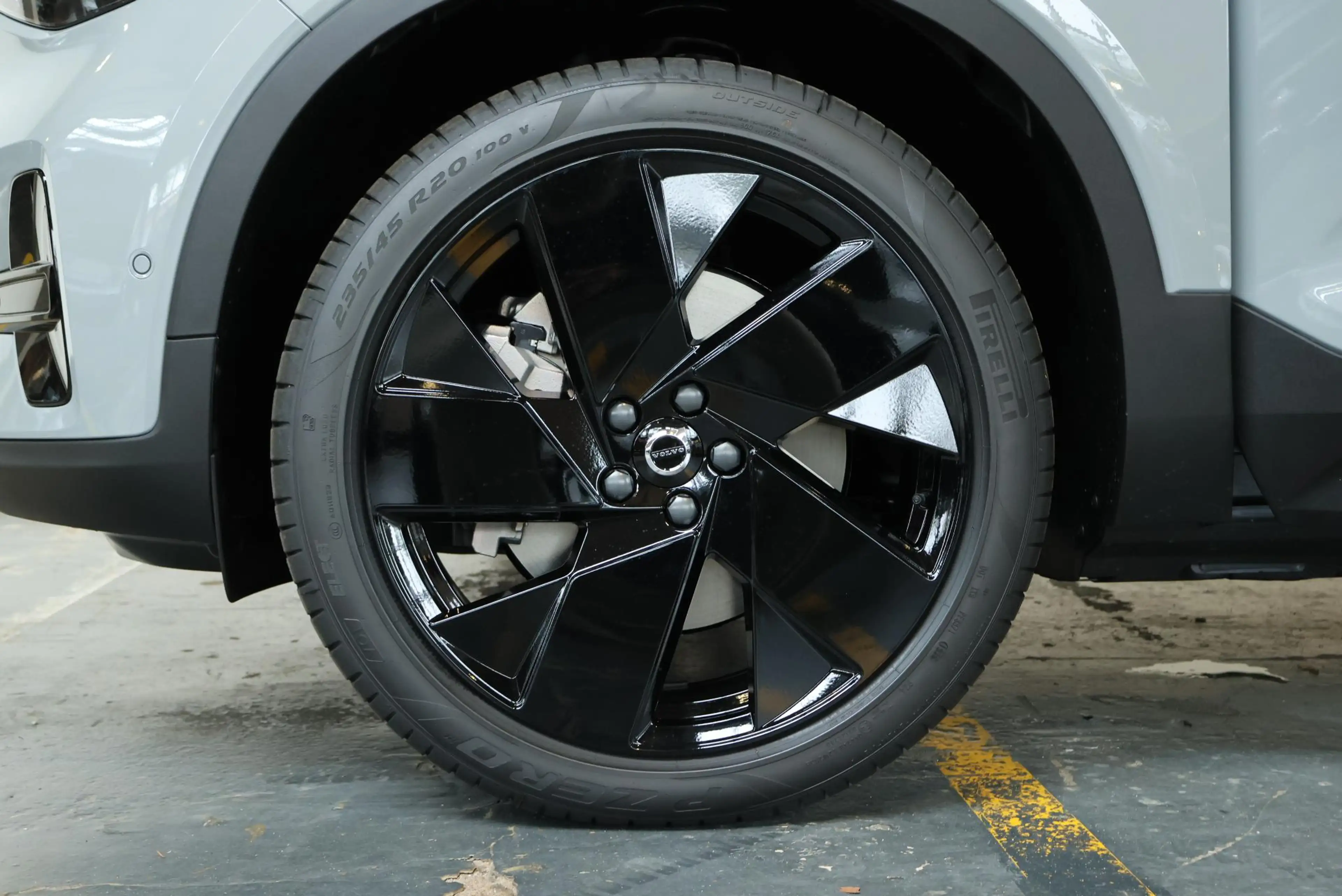 Volvo EX40 Single Motor Extended Range Ultra Black Edition Eu — photo 8