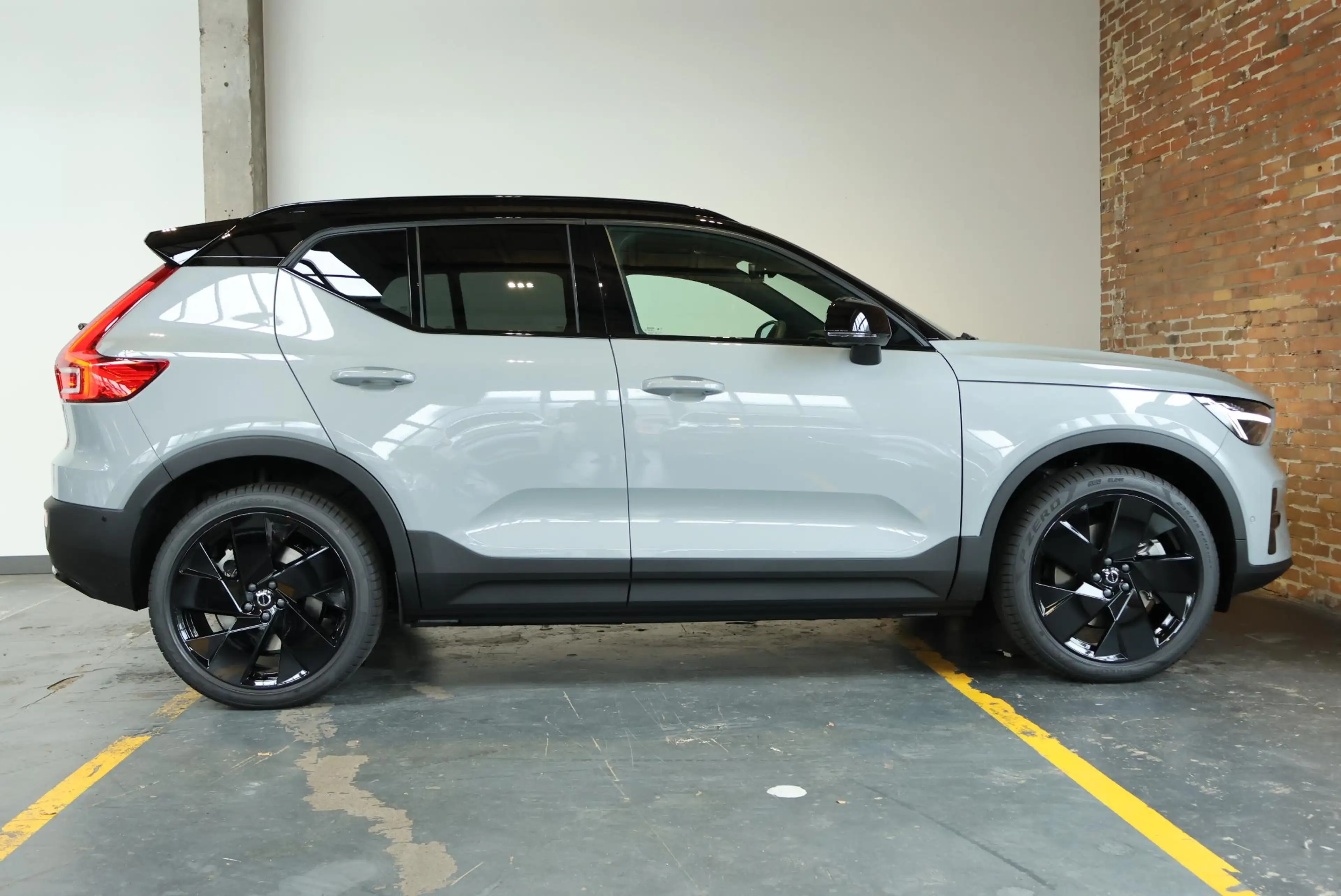 Volvo EX40 Single Motor Extended Range Ultra Black Edition Eu — photo 4