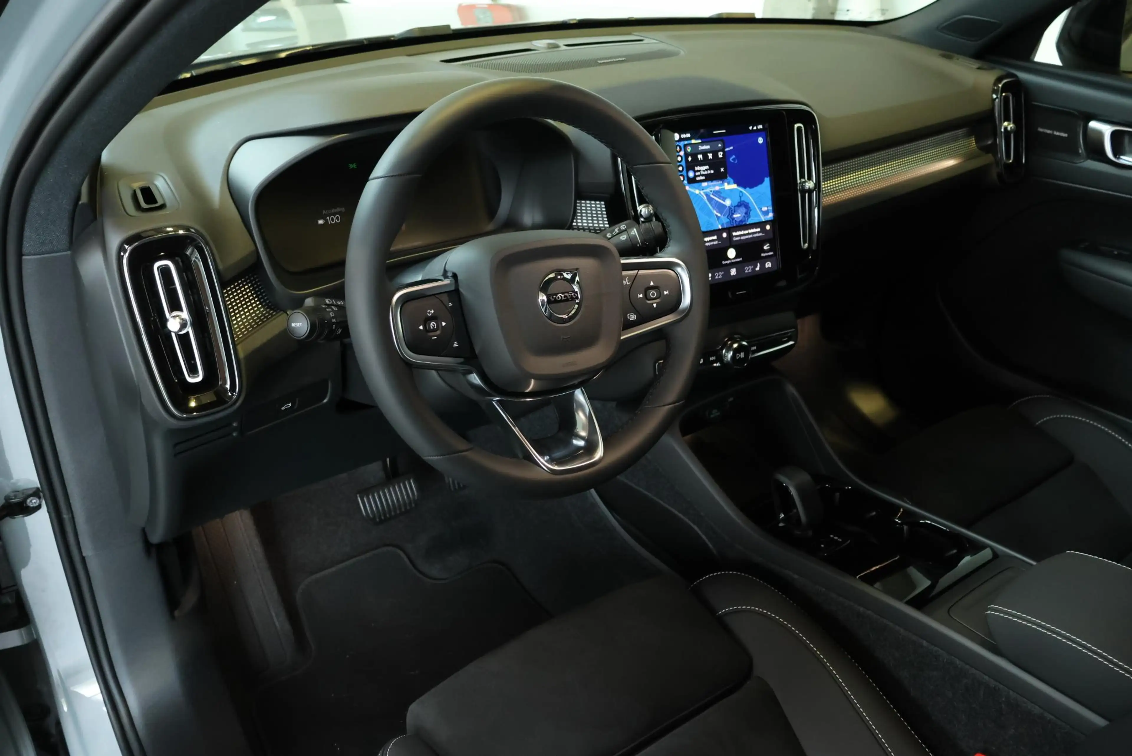 Volvo EX40 Single Motor Extended Range Ultra Black Edition Eu — photo 2