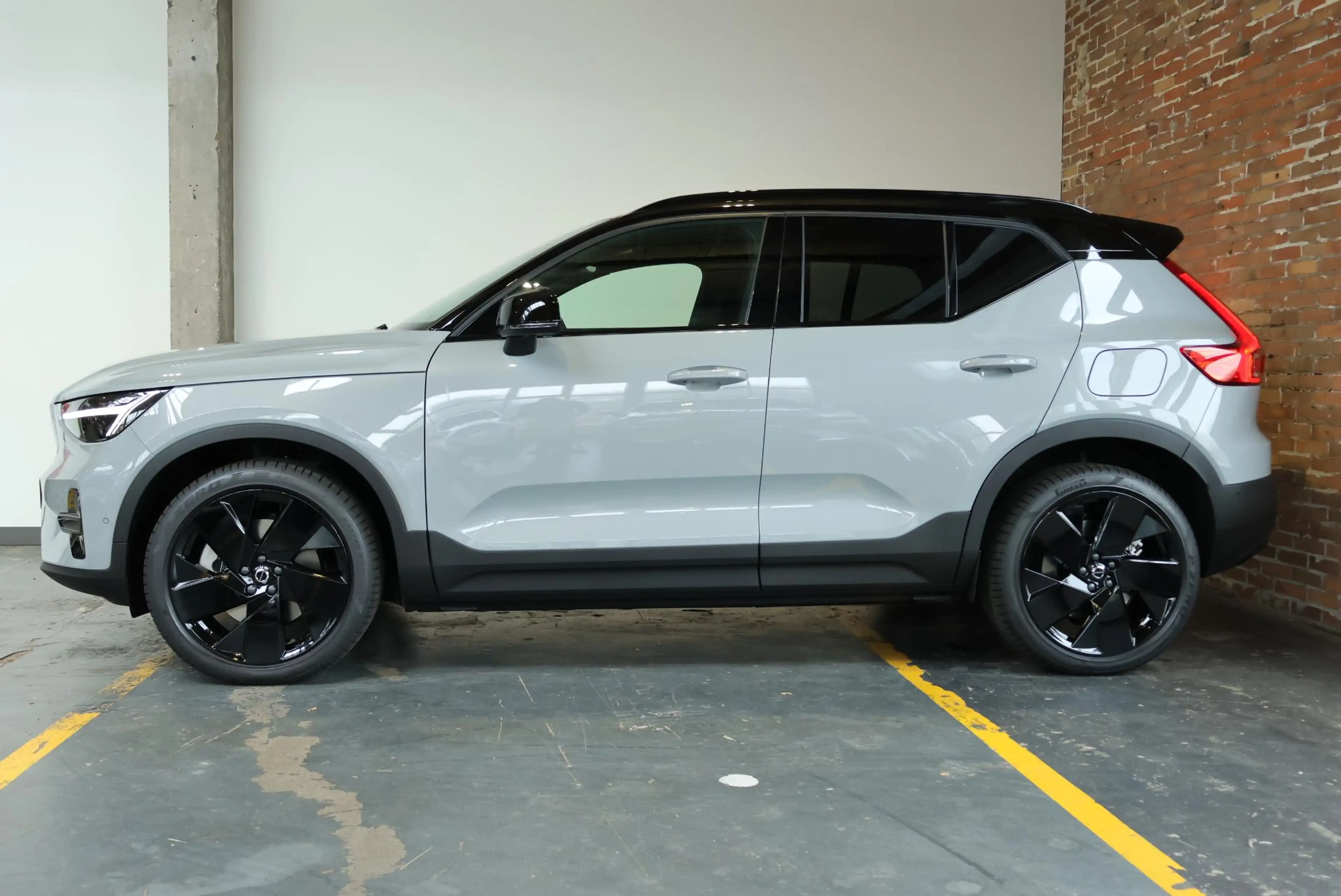 Volvo EX40 Single Motor Extended Range Ultra Black Edition Eu — photo 6