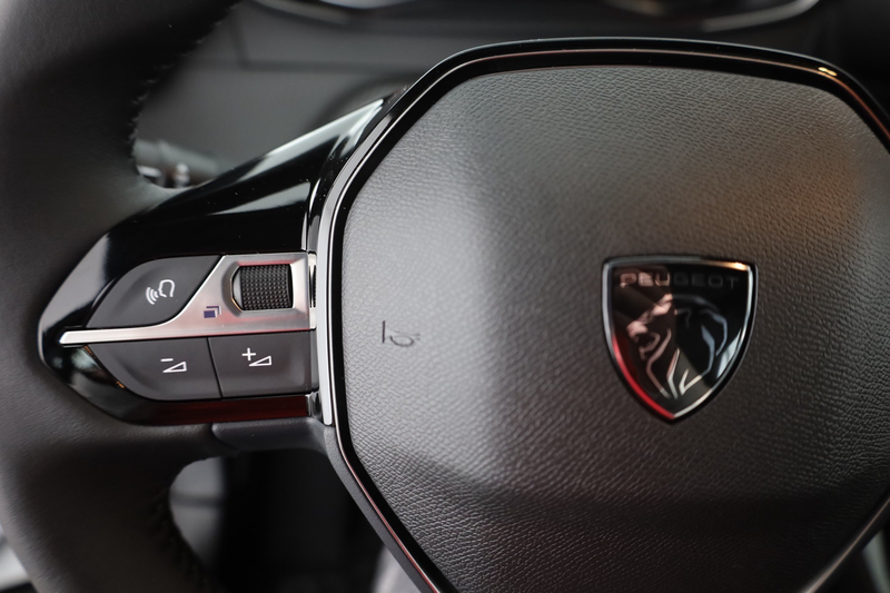 Peugeot 2008 1.2 PureTech LED Navi Kamera — photo 15