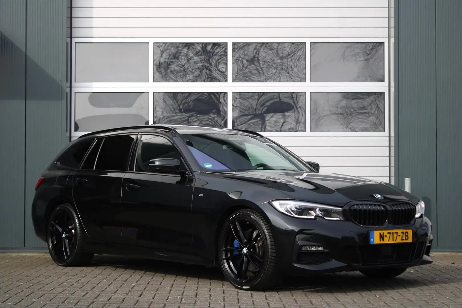 BMW 330 3-serie Touring 330d High Executive M-Sport 265pk Zwart - 1