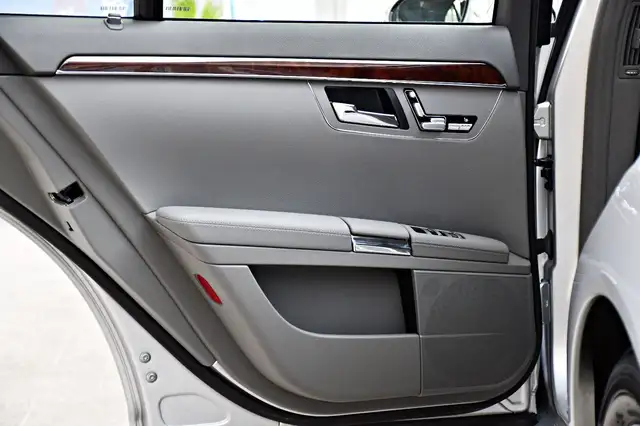Mercedes-Benz S 500 view 13