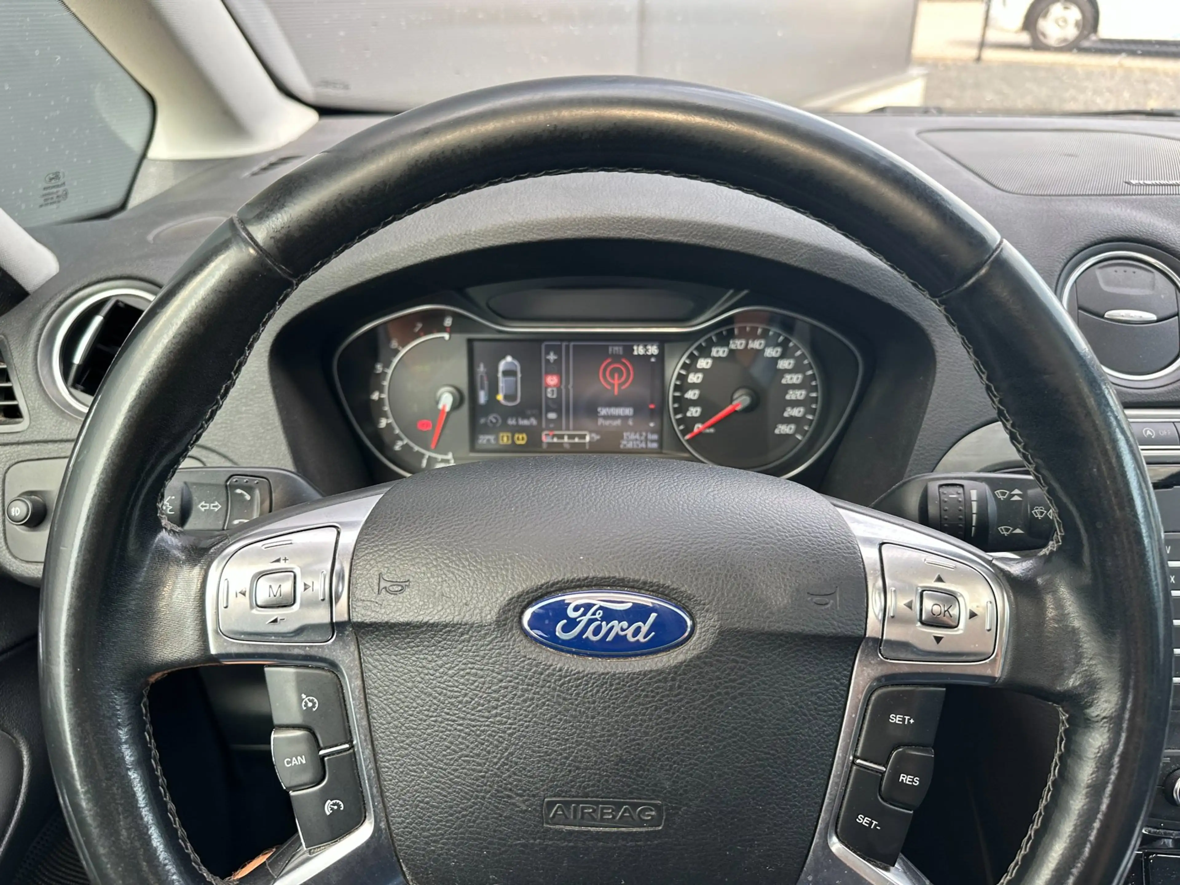 Ford Galaxy 1.6 SCTi Platinum — photo 15