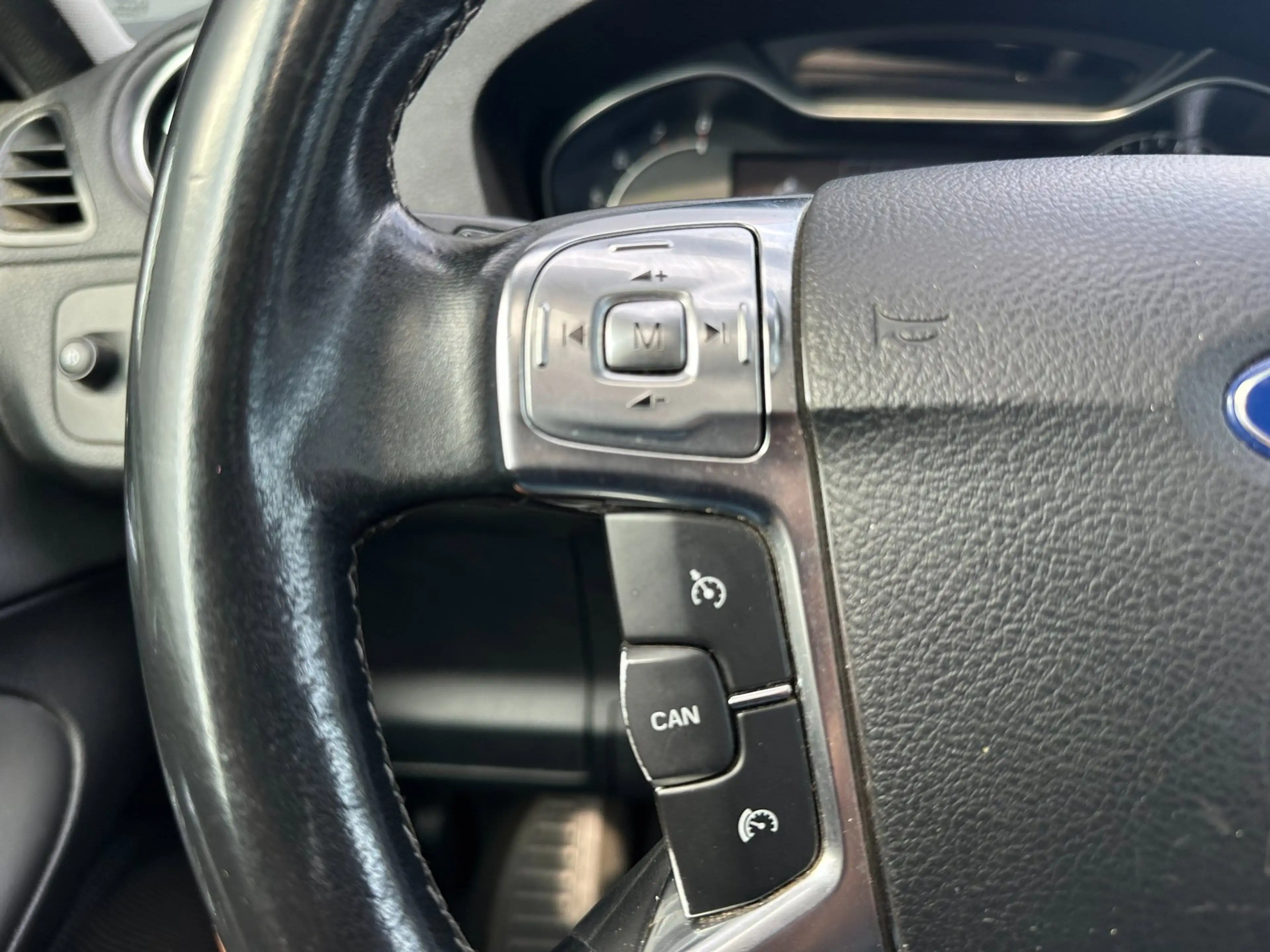 Ford Galaxy 1.6 SCTi Platinum — photo 17