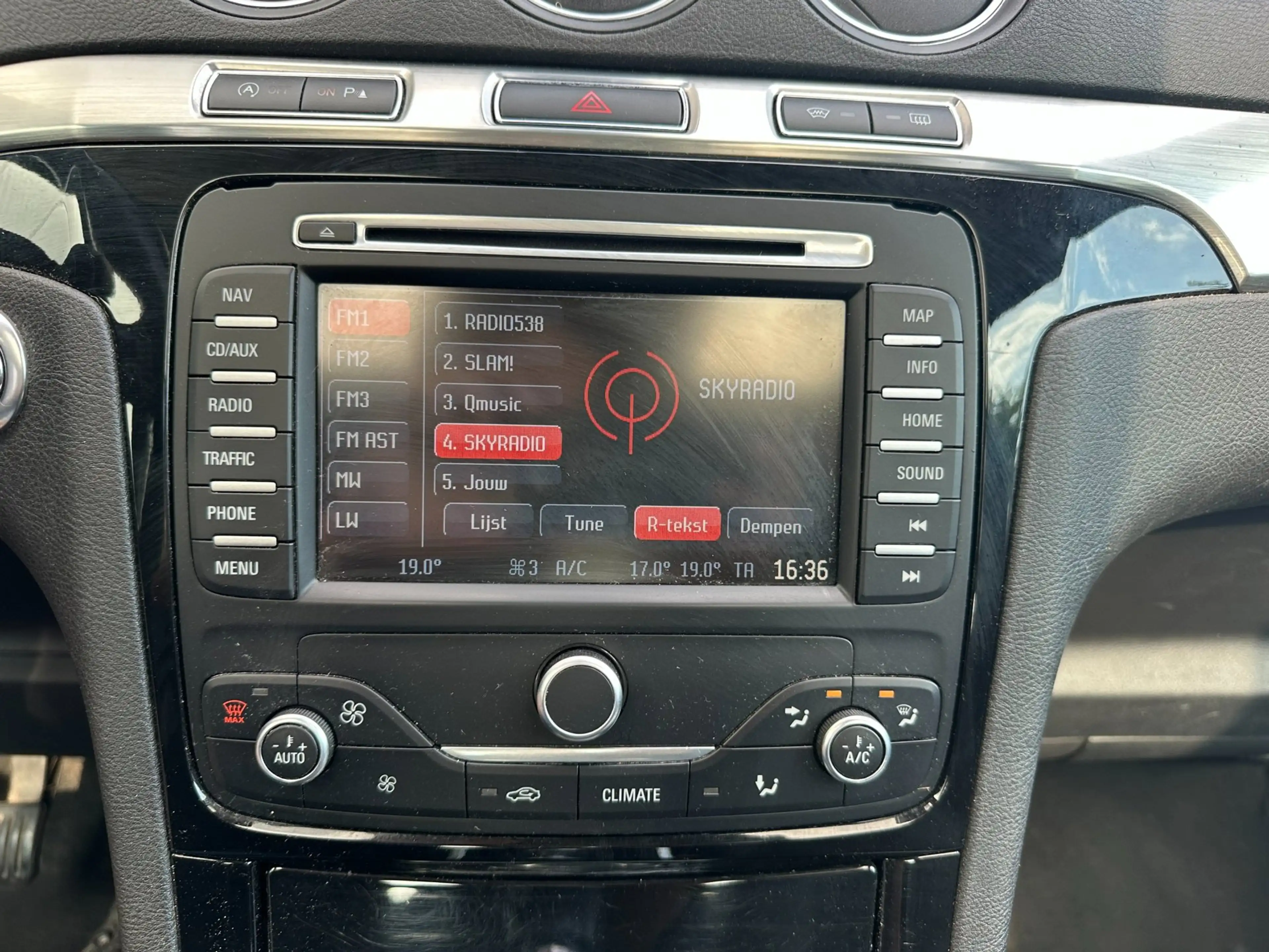Ford Galaxy 1.6 SCTi Platinum — photo 19