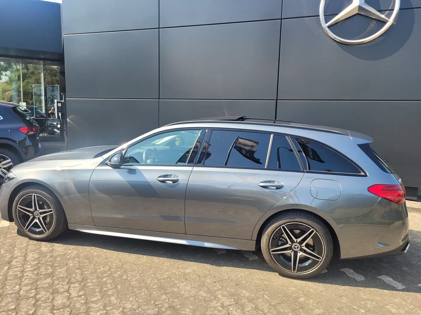 Mercedes-Benz C 300 AMG-Line Premium Panoramaschiebedach AHK Grau - 2