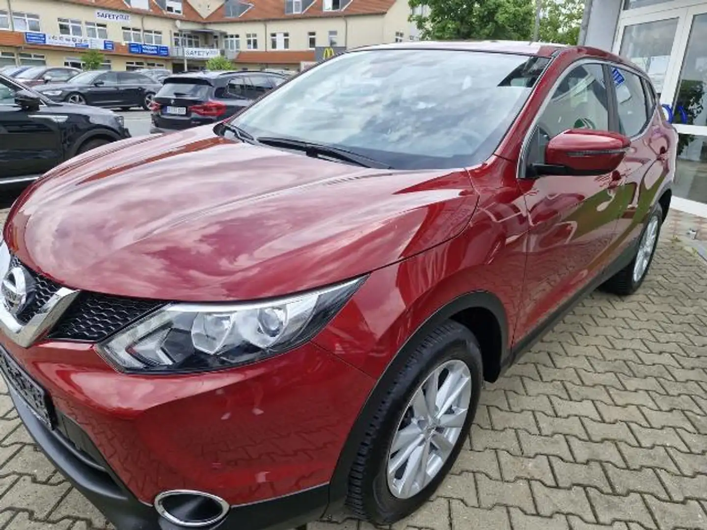 Nissan Qashqai 1,2 DIG-T Acenta; Navi; Allwetterreifen Червоний - 1