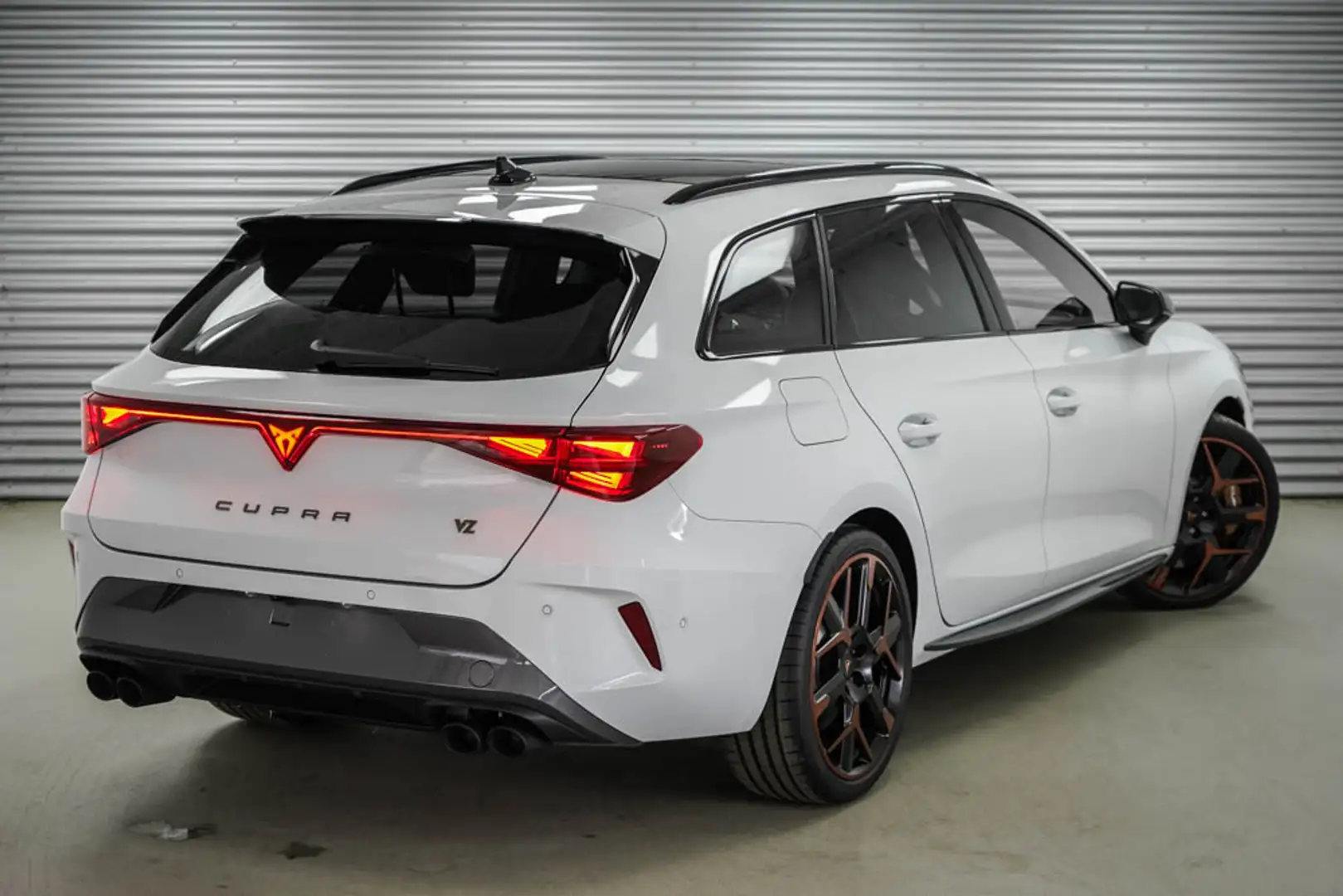 CUPRA Leon 2,0 TSI DSG 4Drive VZ Extreme Weiß - 2