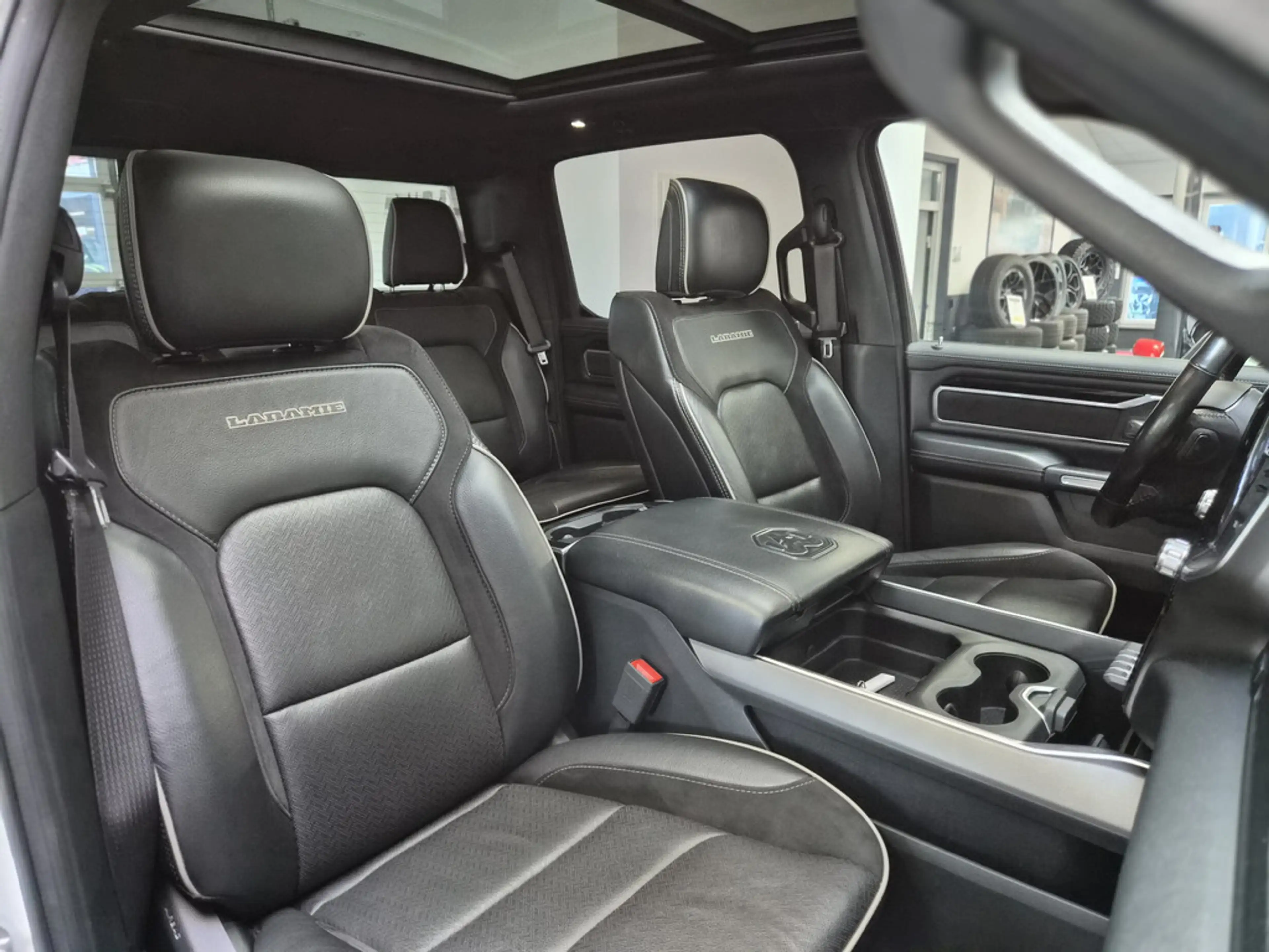 Dodge RAM 1500 5.7 Laramie SITZBELÜFTUNG PANO 360° — photo 11