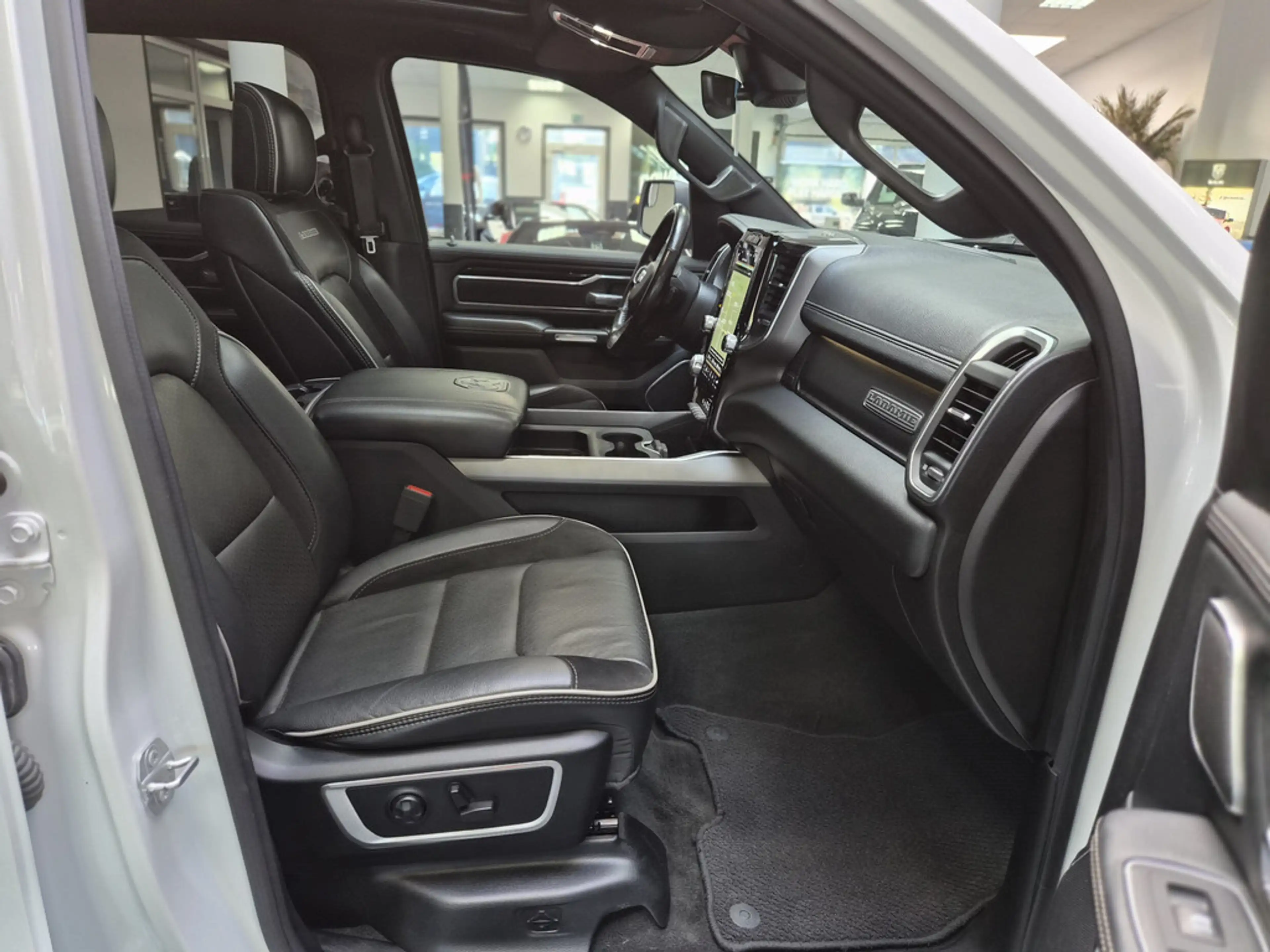 Dodge RAM 1500 5.7 Laramie SITZBELÜFTUNG PANO 360° — photo 13