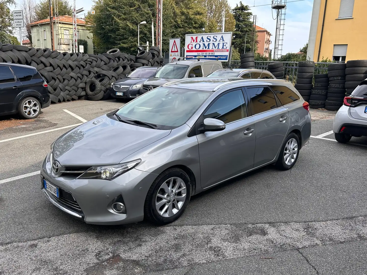 Toyota Auris Touring Sport 1.4 d-4d Lounge ULTIMO PREZZO Silber - 1