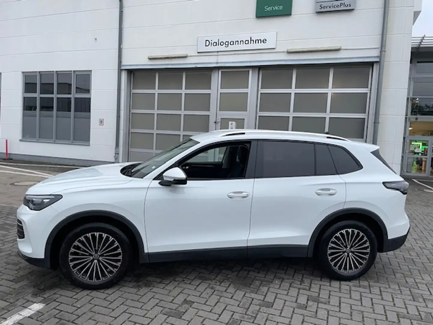 Volkswagen Tiguan 1.5 eTSi Life AHK R-Kamera 18Zoll Navi LED-Plus... Weiß - 2