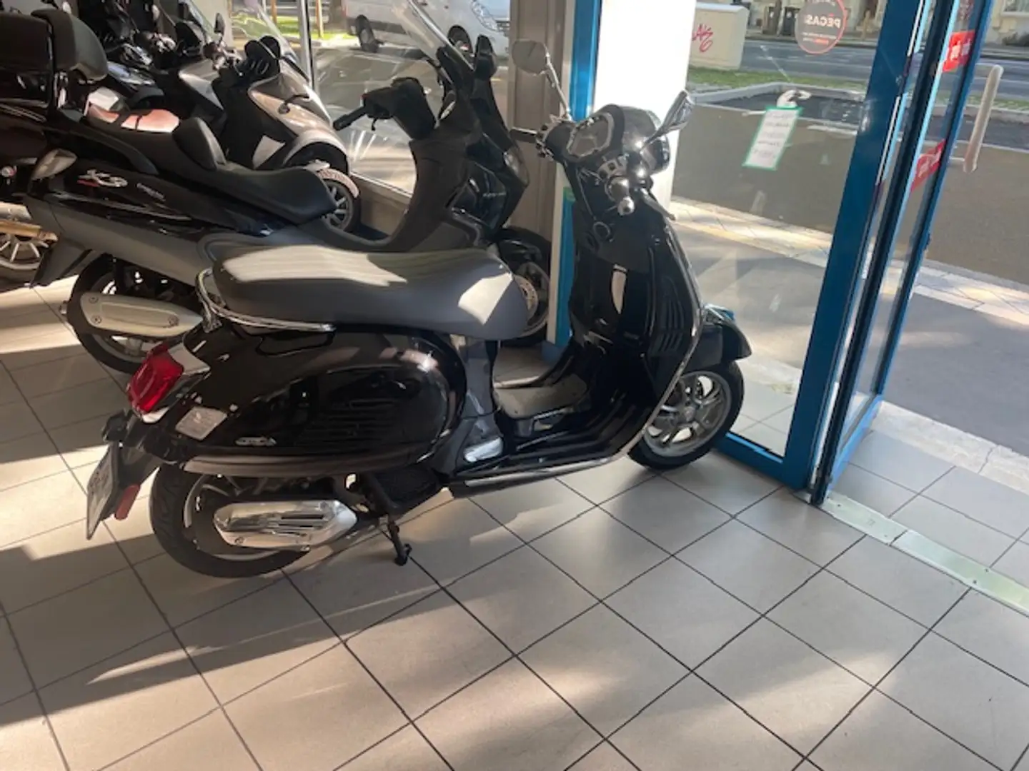 Piaggio GTS 125 Noir - 1