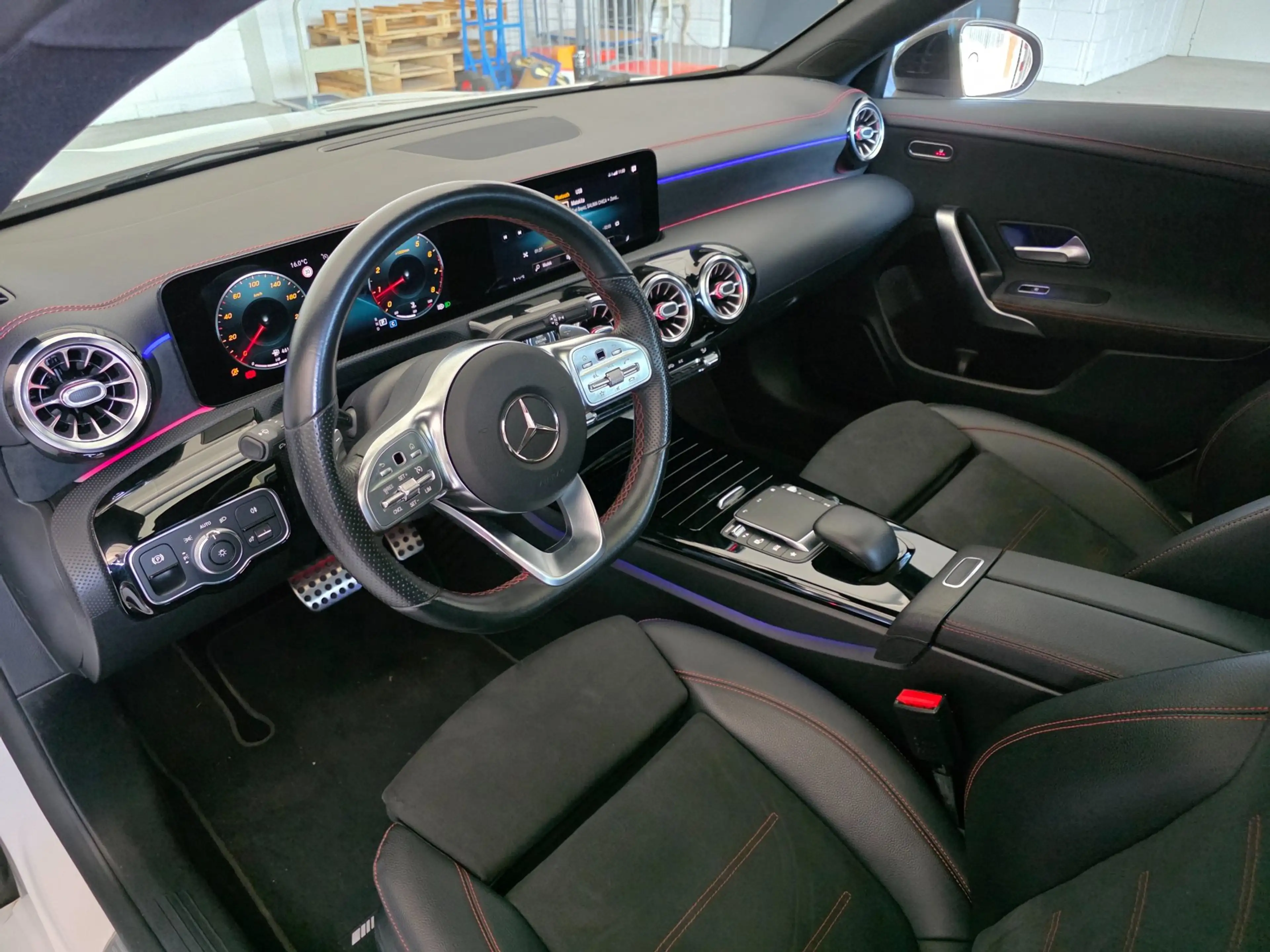 Mercedes-Benz CLA 200 Premium Plus / PANO / SFEER / CARPLAY / KEYLESS / — photo 32