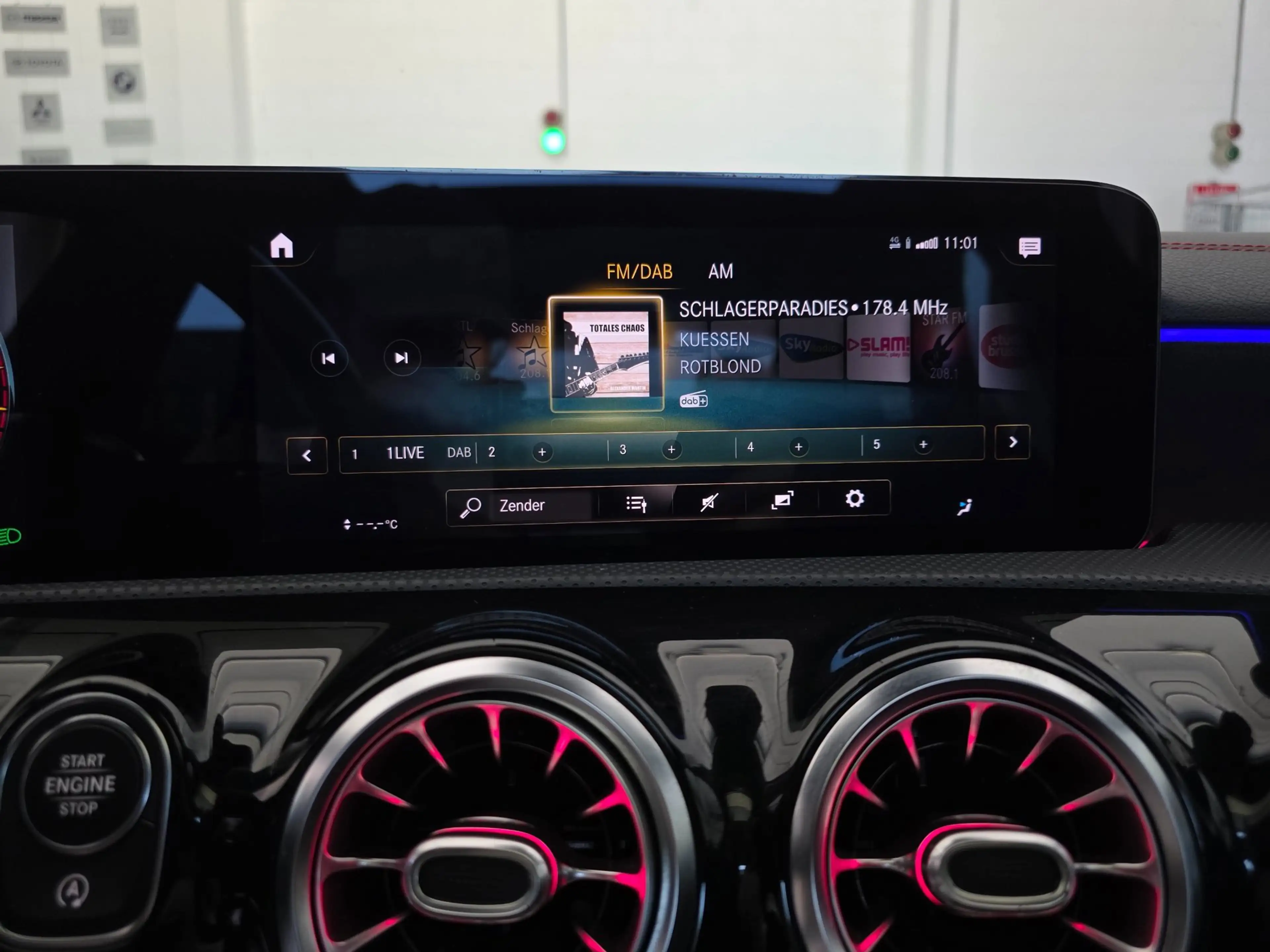 Mercedes-Benz CLA 200 Premium Plus / PANO / SFEER / CARPLAY / KEYLESS / — photo 44