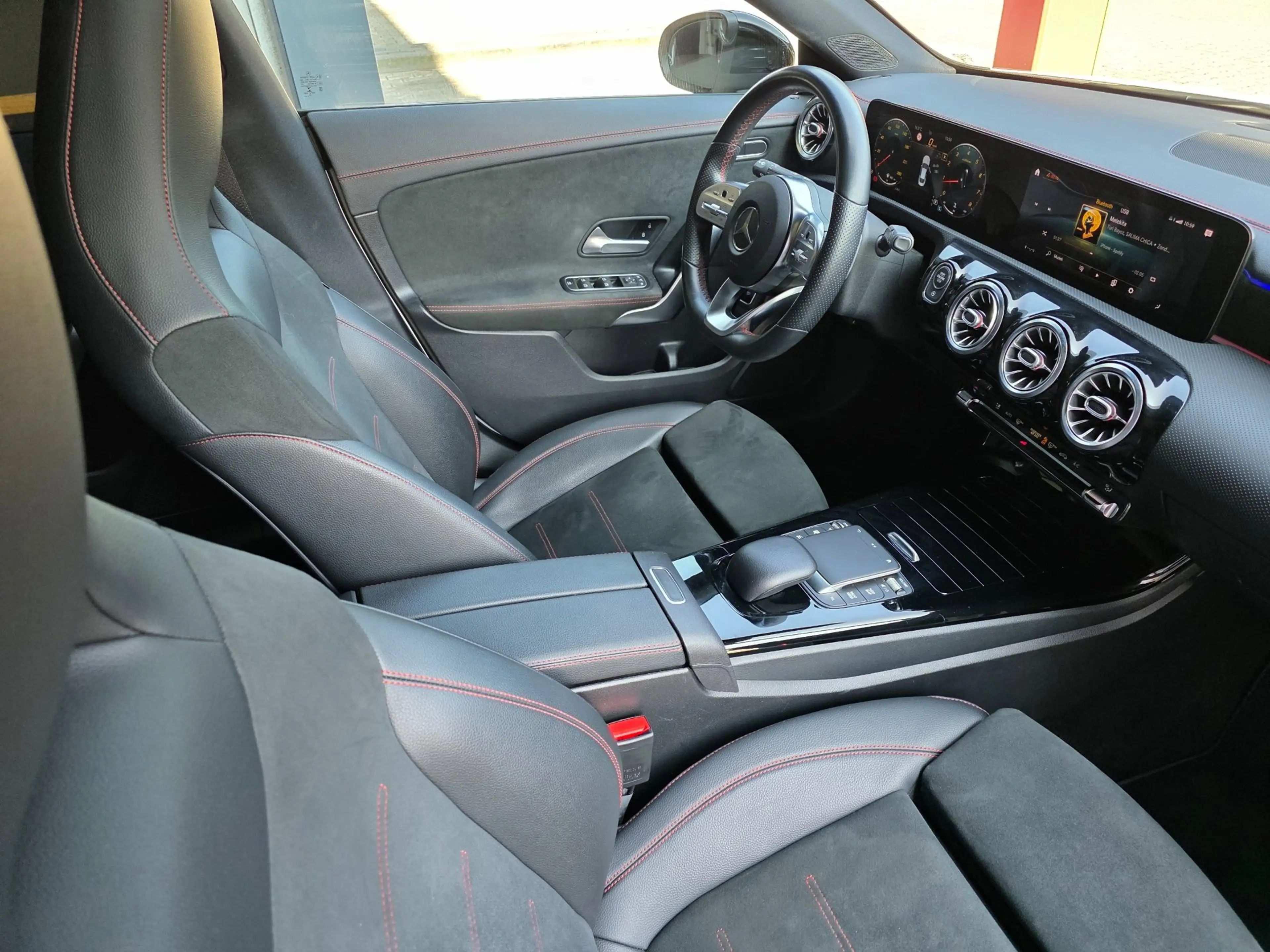 Mercedes-Benz CLA 200 Premium Plus / PANO / SFEER / CARPLAY / KEYLESS / — photo 25