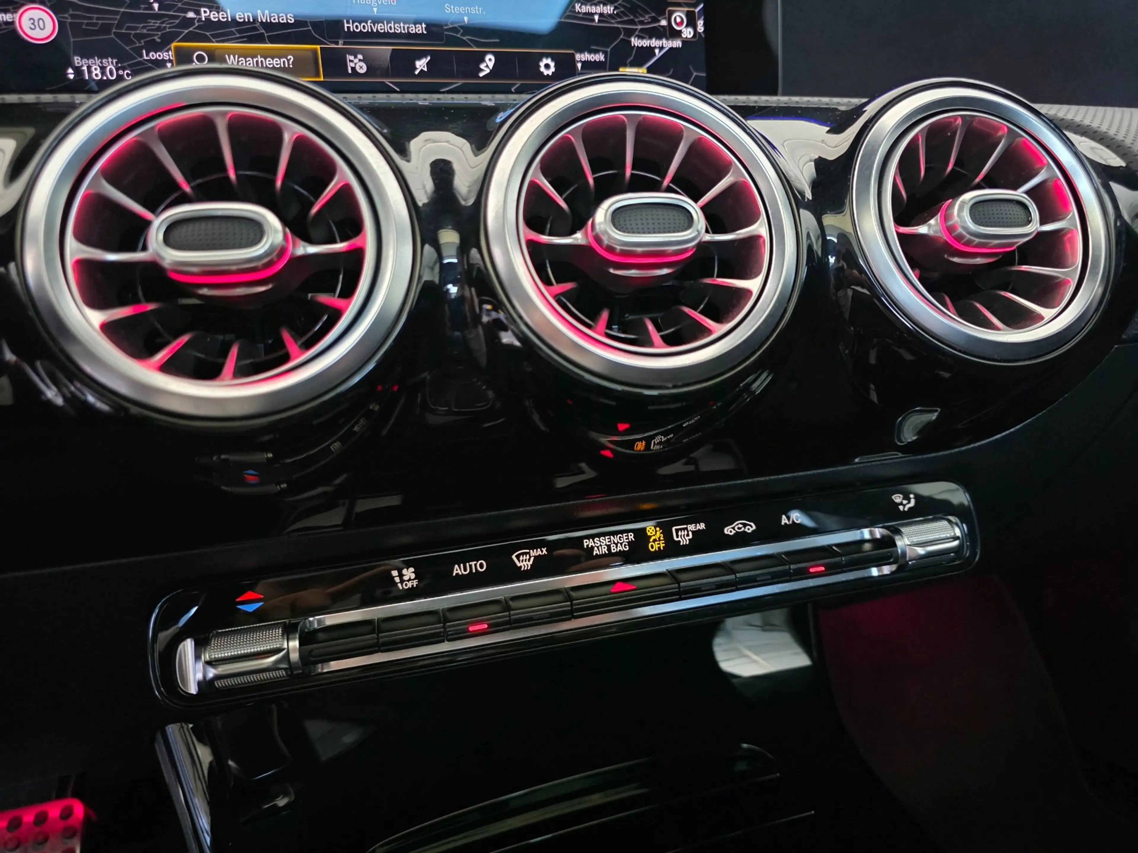Mercedes-Benz CLA 200 Premium Plus / PANO / SFEER / CARPLAY / KEYLESS / — photo 39