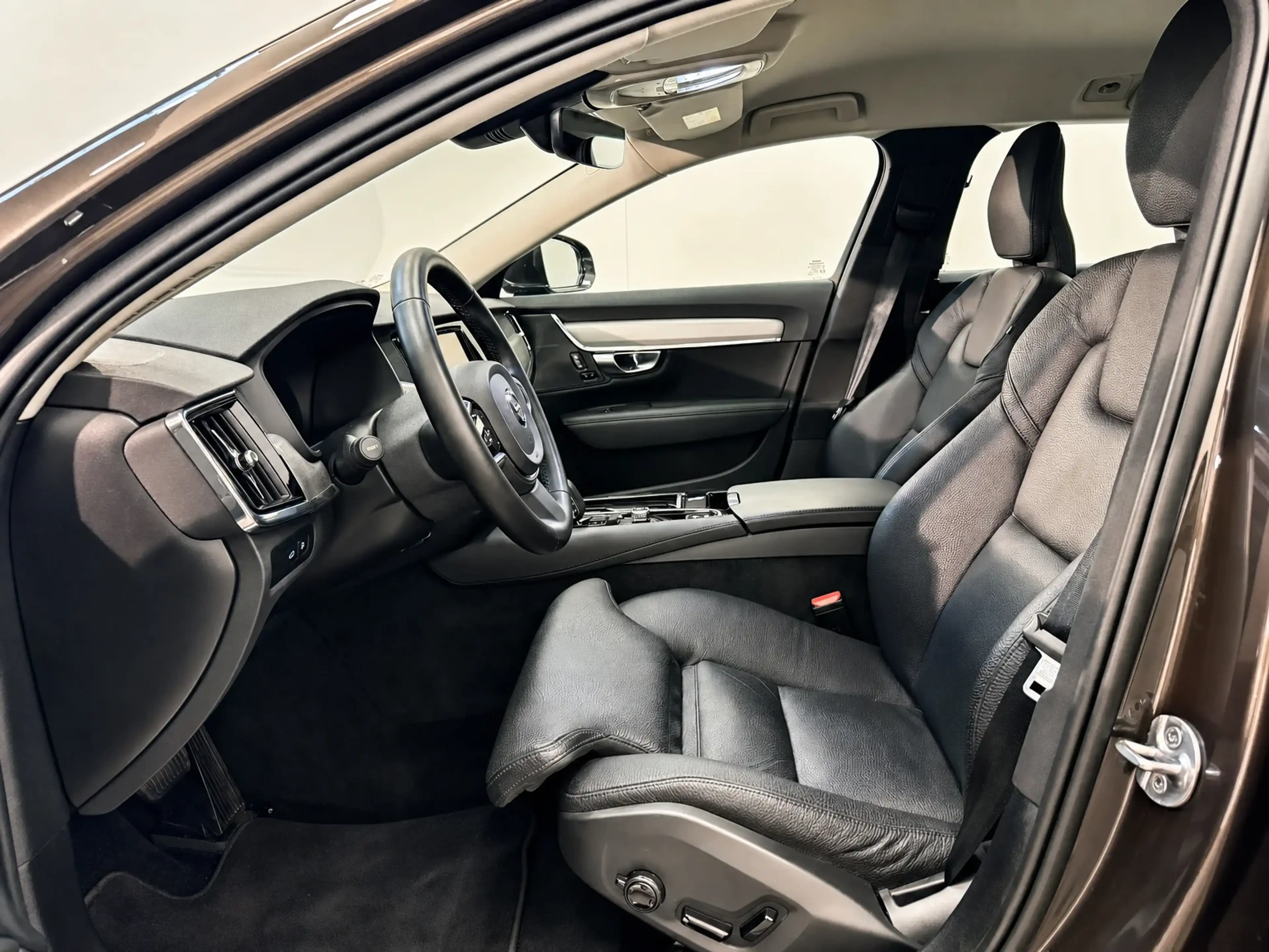 Volvo V90 2.0 T6 PHEV CORE AUTO 4WD — photo 15