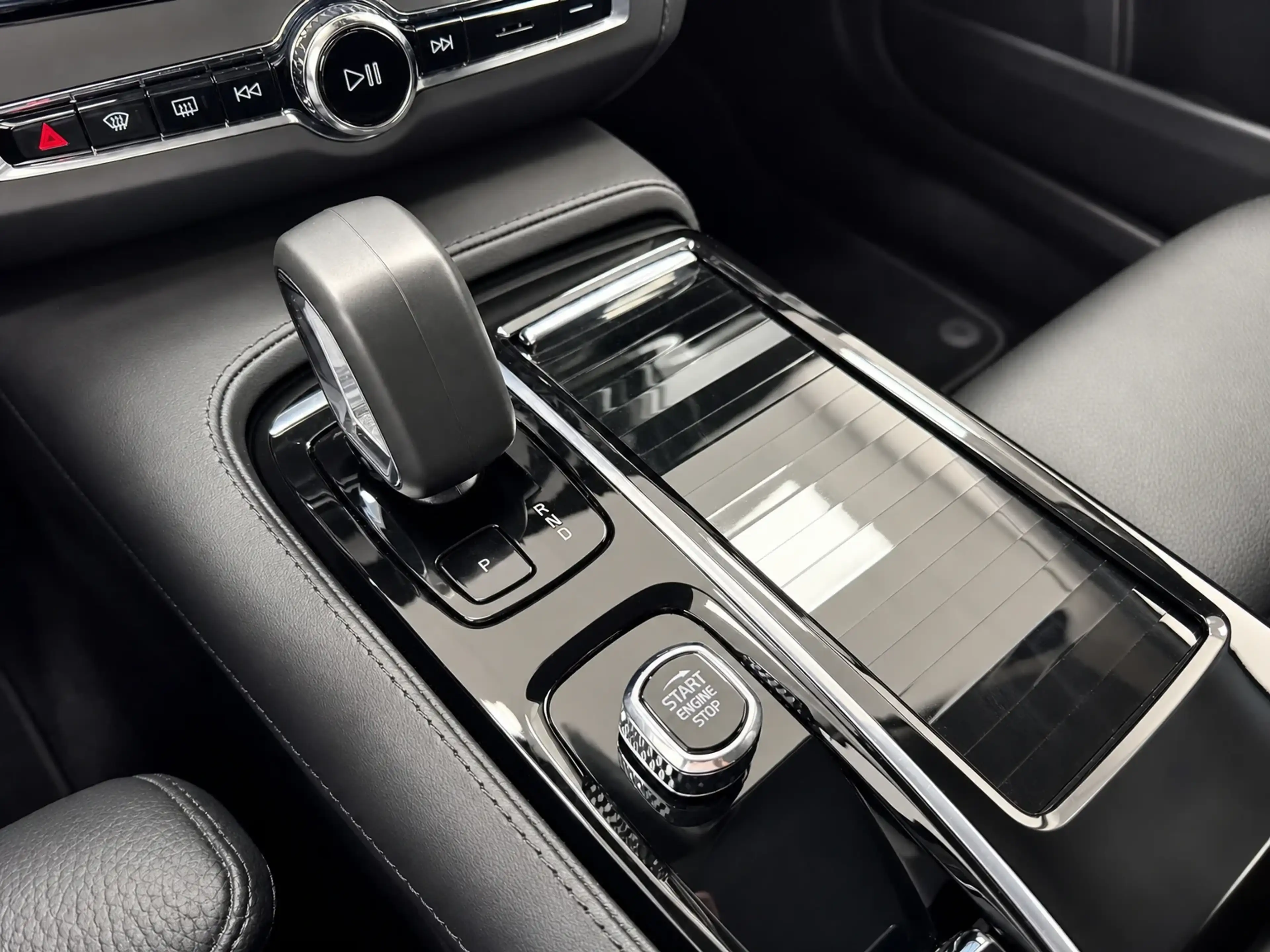 Volvo V90 2.0 T6 PHEV CORE AUTO 4WD — photo 13