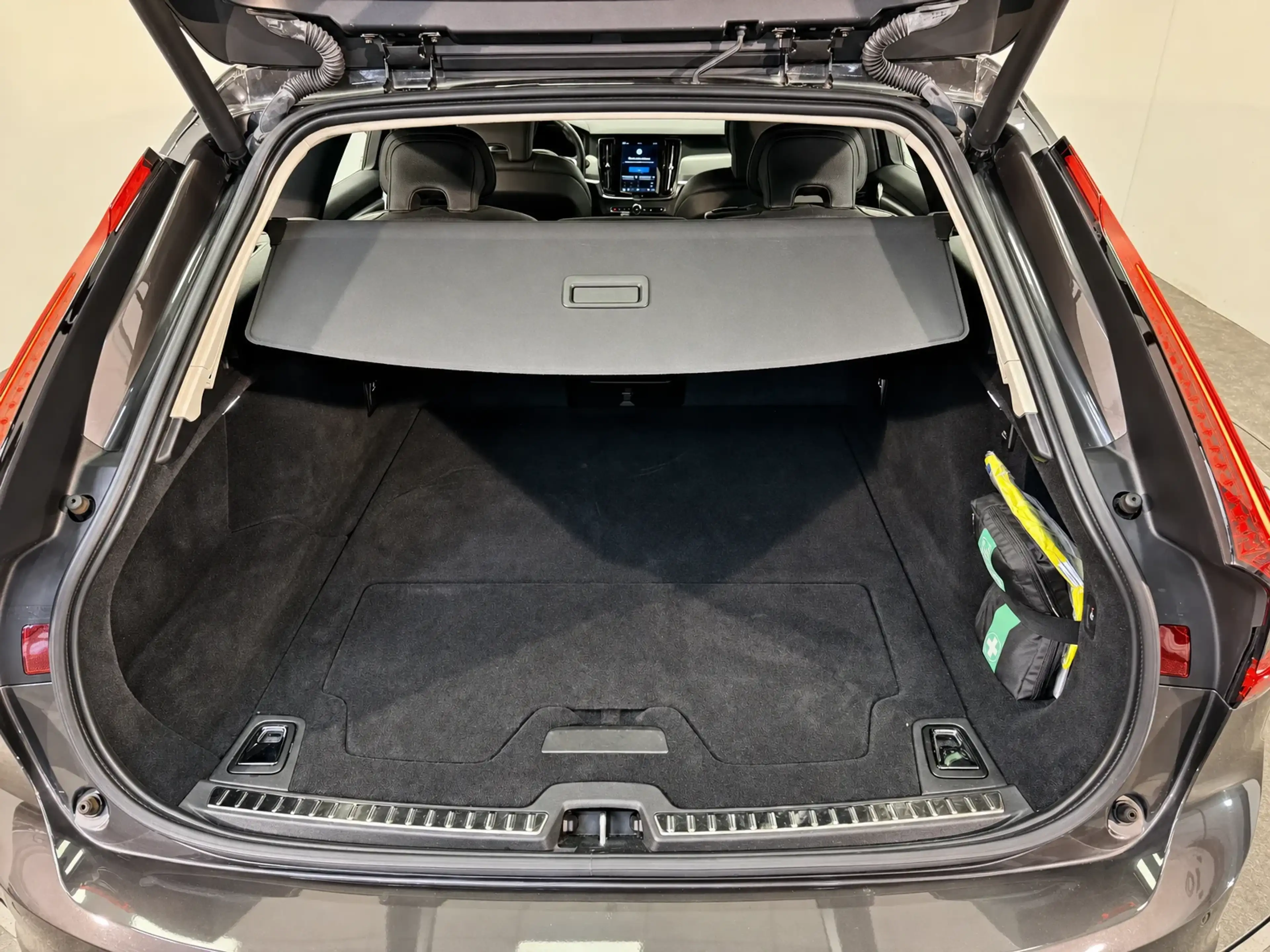 Volvo V90 2.0 T6 PHEV CORE AUTO 4WD — photo 7