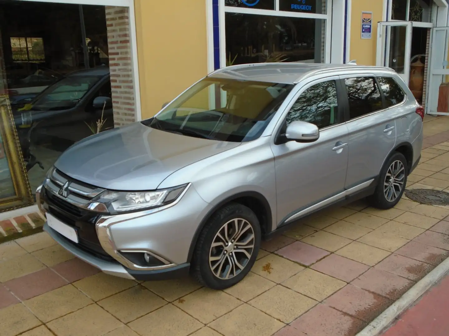 Mitsubishi Outlander 220DI-D Motion 2WD 5pl. Argent - 1