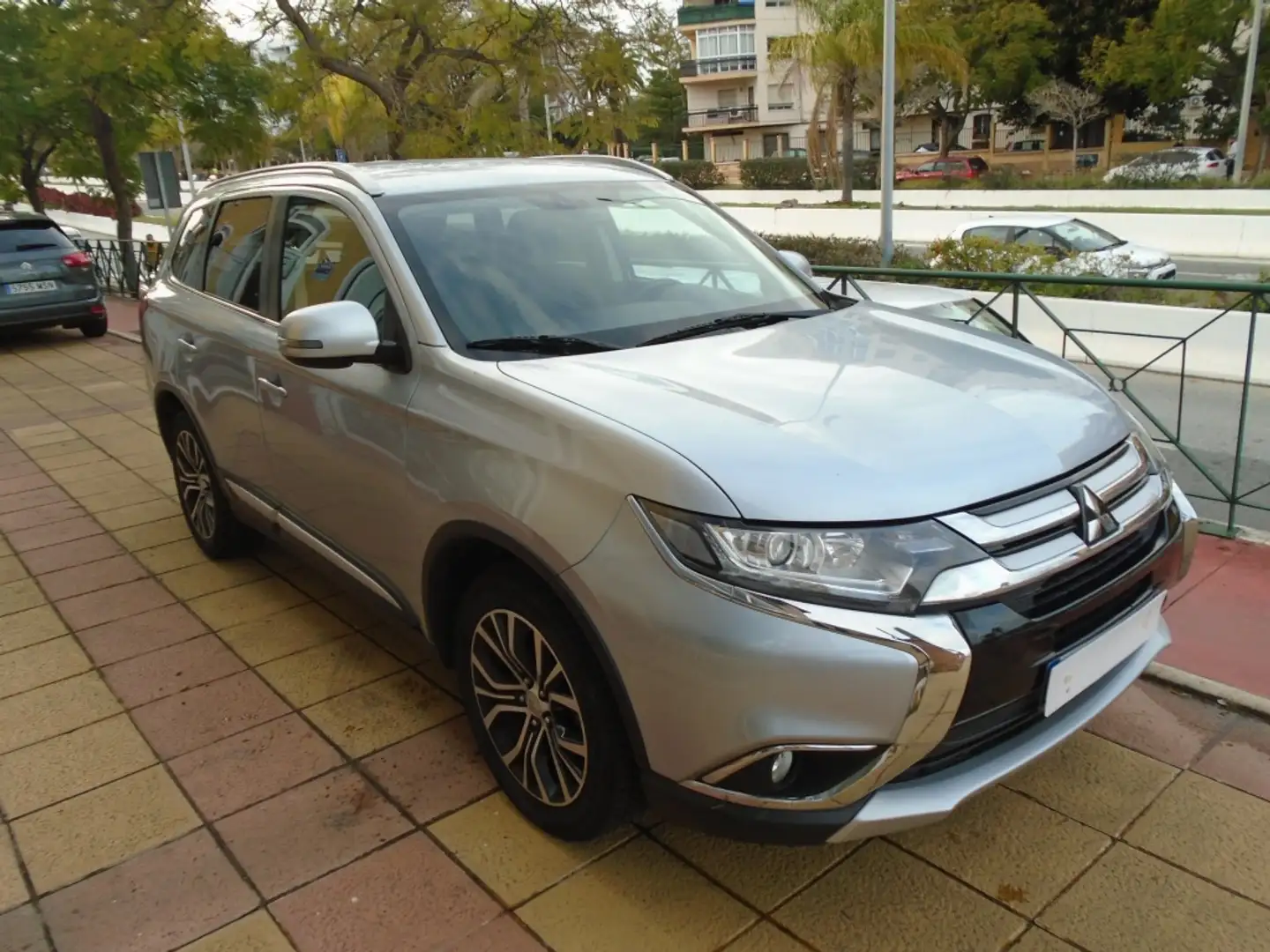 Mitsubishi Outlander 220DI-D Motion 2WD 5pl. Argent - 2
