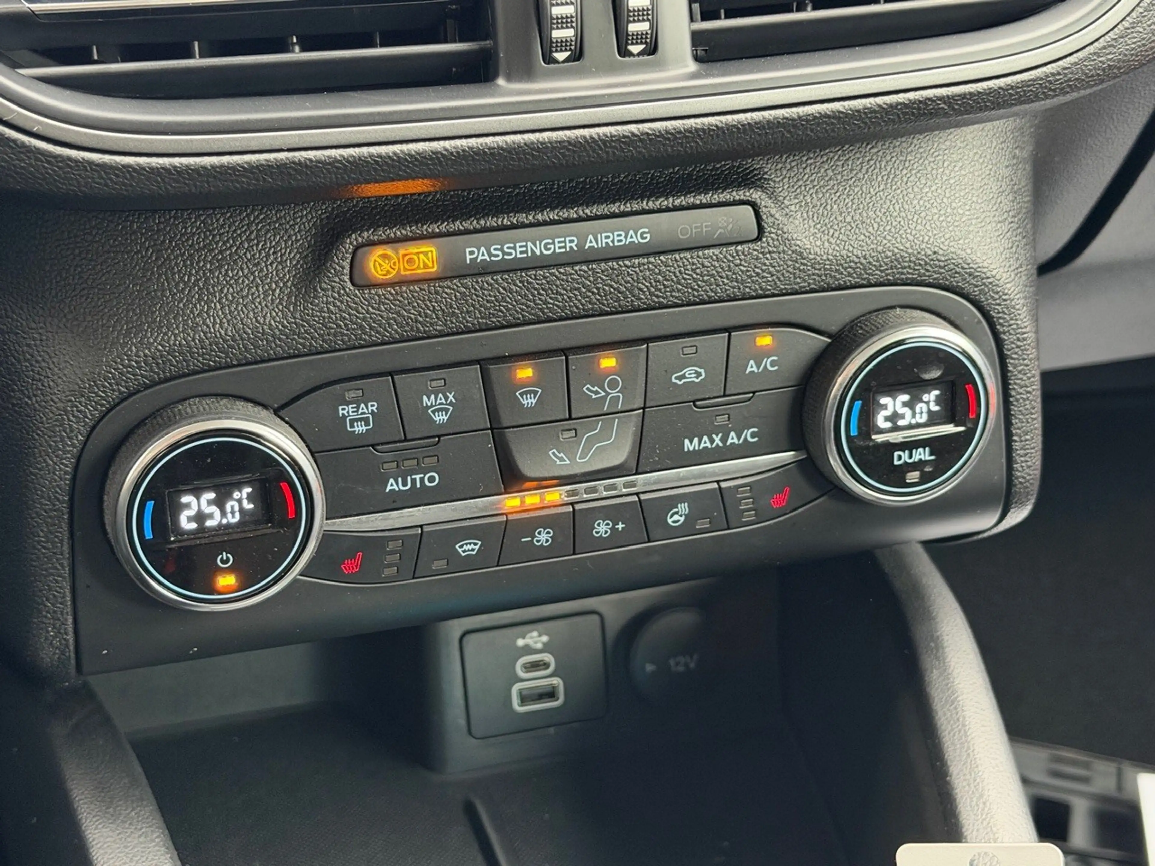 Ford Focus Turnier 1.5 EcoBlue Aut. TITANIUM STYLE — photo 8
