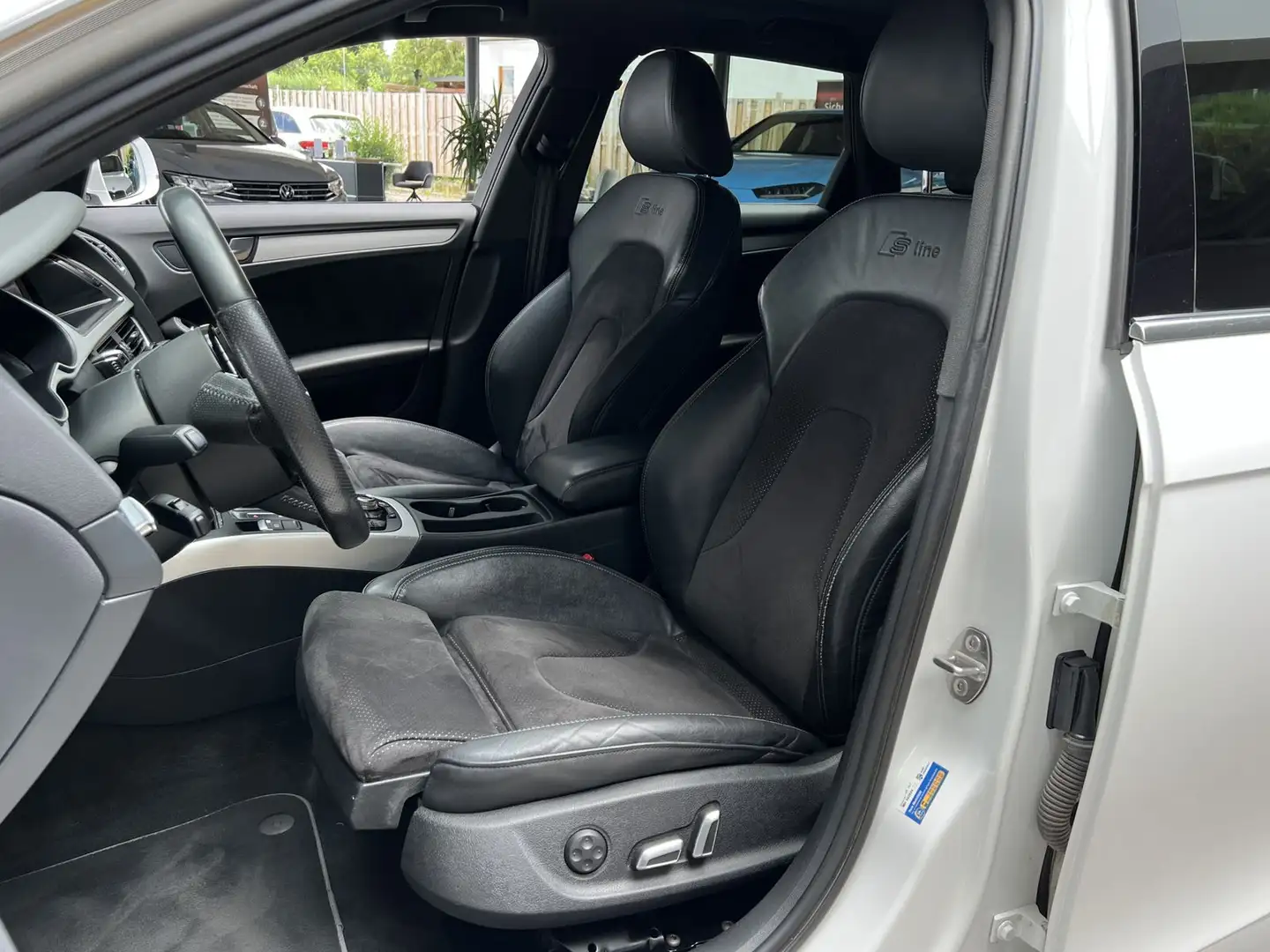 Audi A4 S line Sportpaket/plus ACC Navi Xenon Cam AHK Weiß - 2