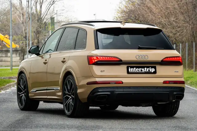 Audi Q7 view 4