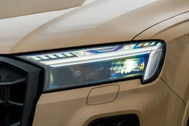 Audi Q7 view 8