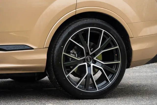 Audi Q7 view 10