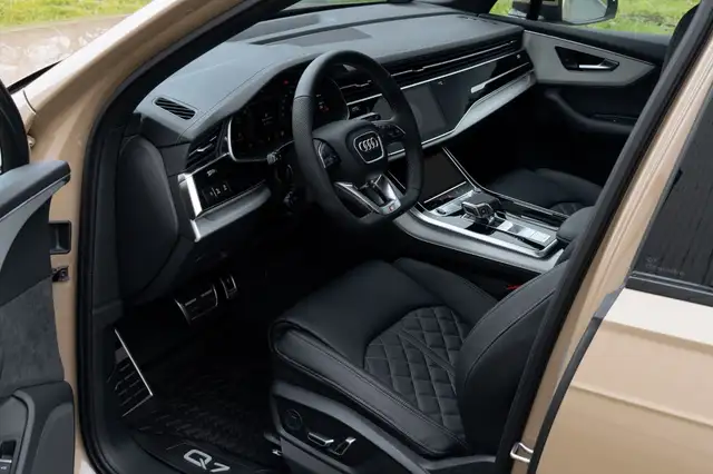 Audi Q7 view 11