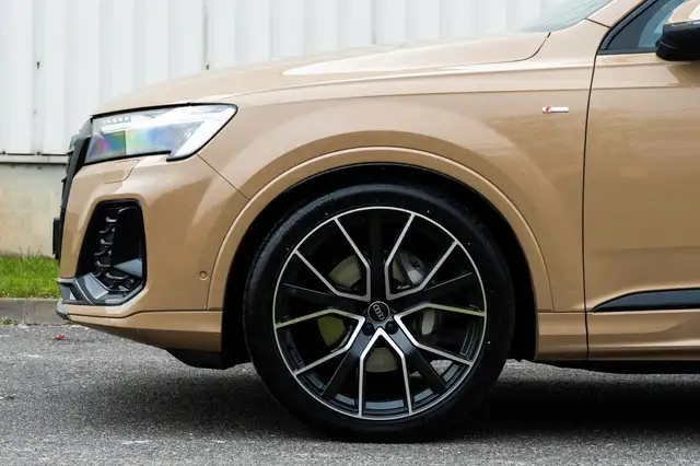 Audi Q7 view 9