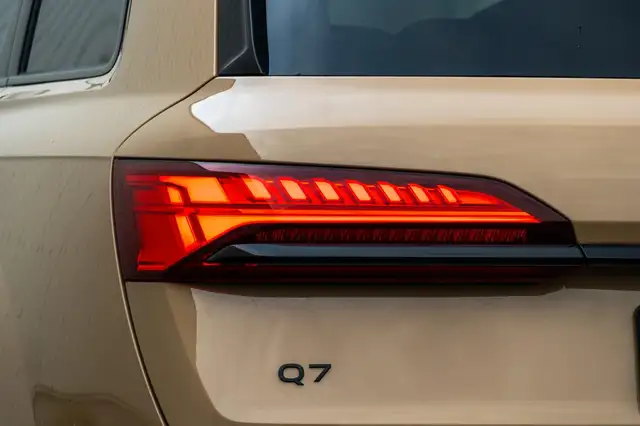 Audi Q7 view 7