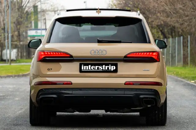 Audi Q7 view 5
