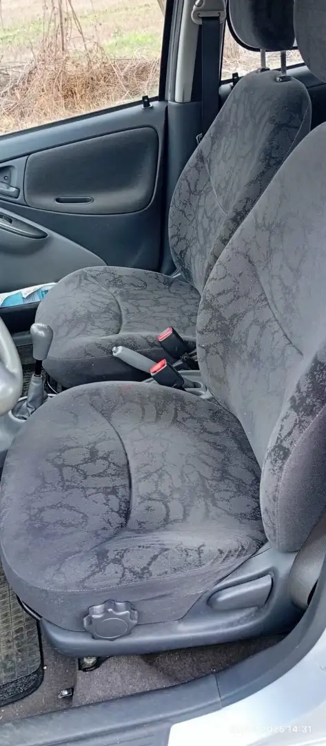 Toyota Yaris 5p 1.4 d-4d Sol - 2