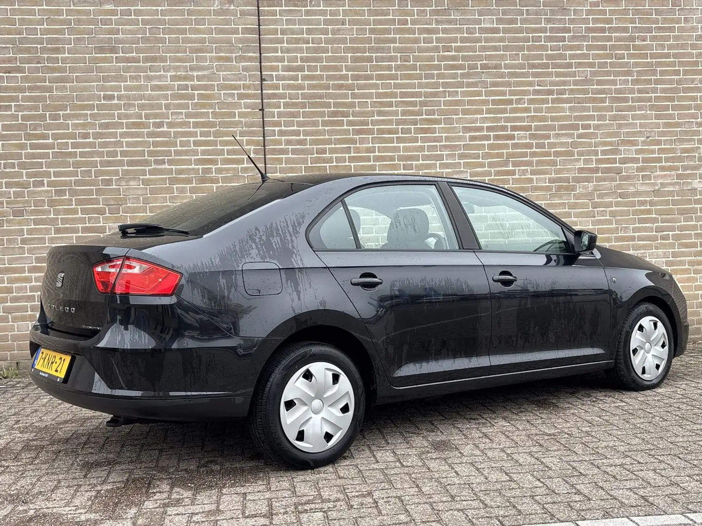 SEAT Toledo 1.6 TDI Reference Ecomotive | Airco | Černá - 2