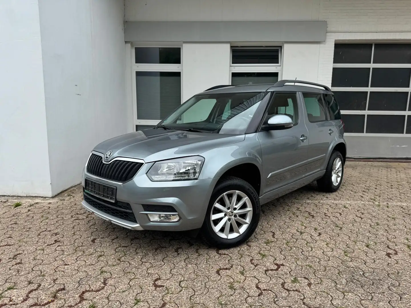 Skoda Yeti 1.2 TSI DSG Ambition 1.Hand Navi Kamera PDC Grau - 1