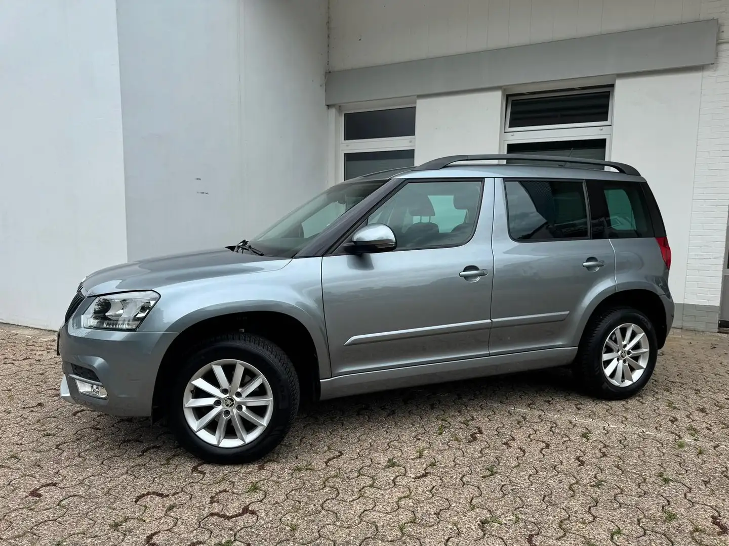 Skoda Yeti 1.2 TSI DSG Ambition 1.Hand Navi Kamera PDC Grau - 2