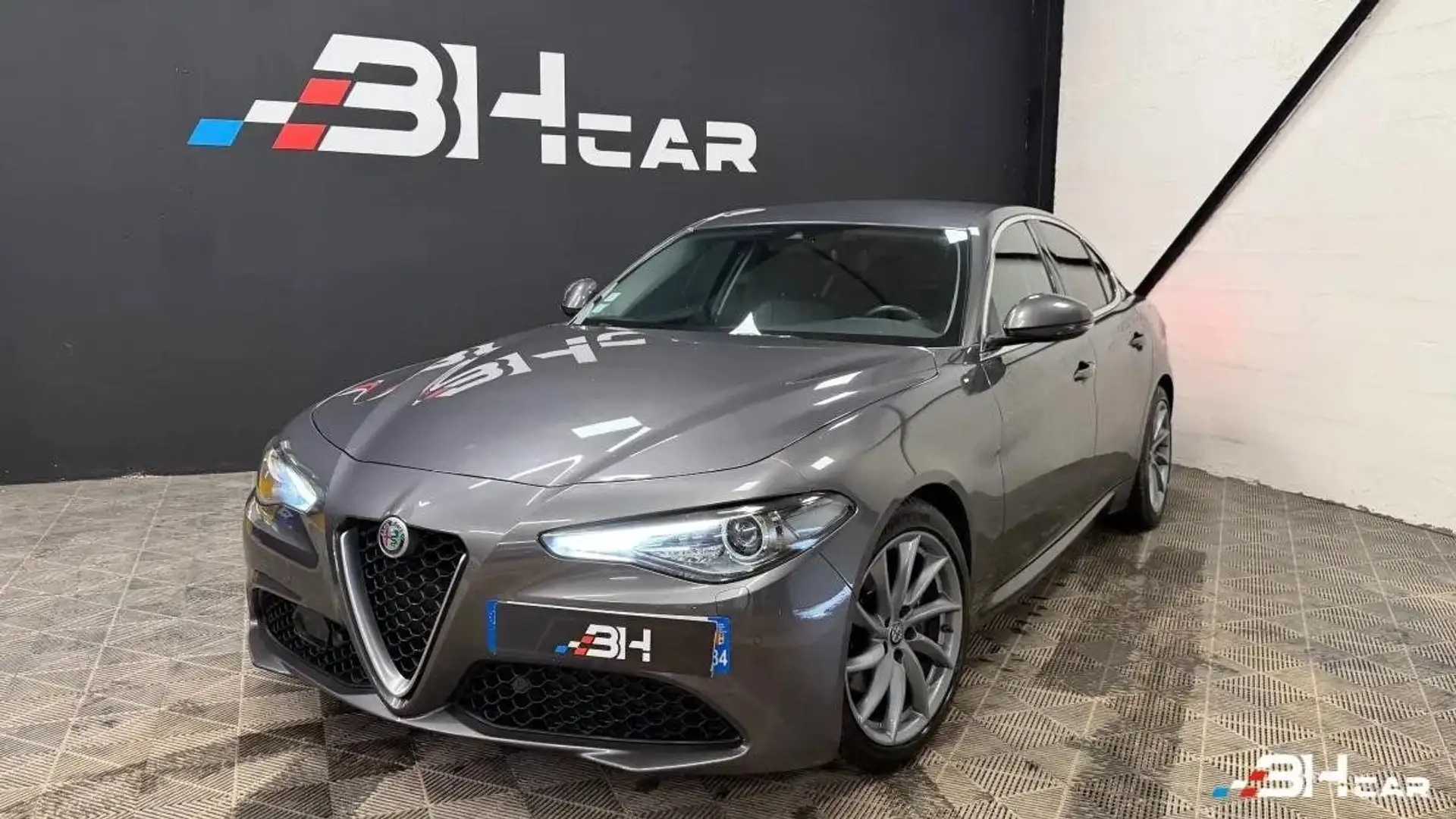 Alfa Romeo Giulia 2.0 TB 200 LUSSO - 2018 - 83990km - Boîte auto - Sièges et volant chauffants Grau - 1