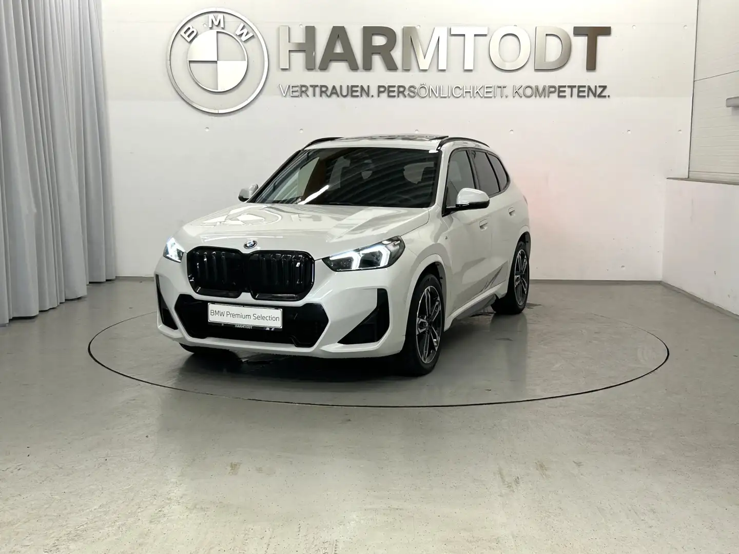 BMW iX1 xDrive30 *M-Sportpaket / Innovationspaket* Weiß - 2