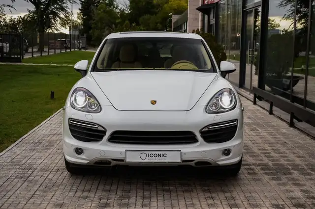 Porsche Cayenne view 3