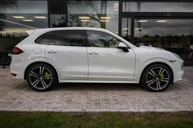 Porsche Cayenne view 8