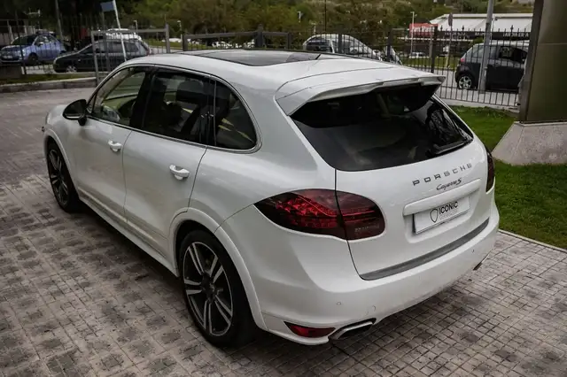 Porsche Cayenne view 9